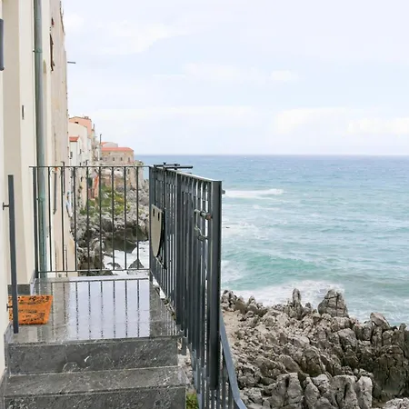 Palazzo Cettina Sul Mare Apartment *